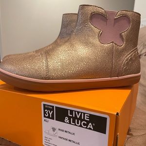 New Livie & boots in Rose Metallic (Size 3Y)